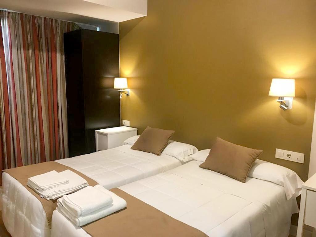 Hotel Moya Навальмораль-де-ла-Мата Экстерьер фото
